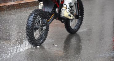 NetVox Assurances : Rouler sous la pluie à moto : combinaison pluie moto et équipements...